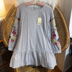 Gorgeous embroidery on the sleeves!